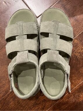 🍃 UGG sandals suede green sz 8 🍃
